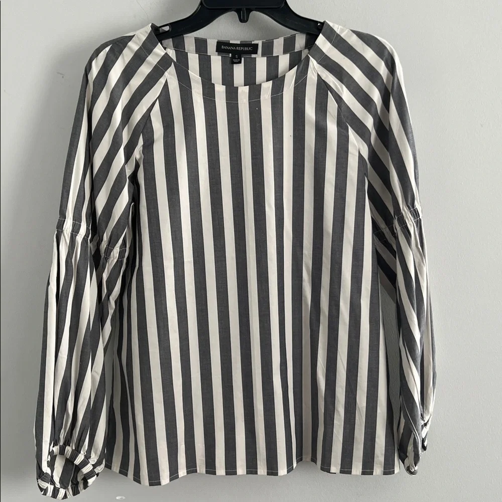 BANANA REPUBLIC Puff Sleeve Striped Blouse | Gray & White | Size Small - Picture 5 of 9